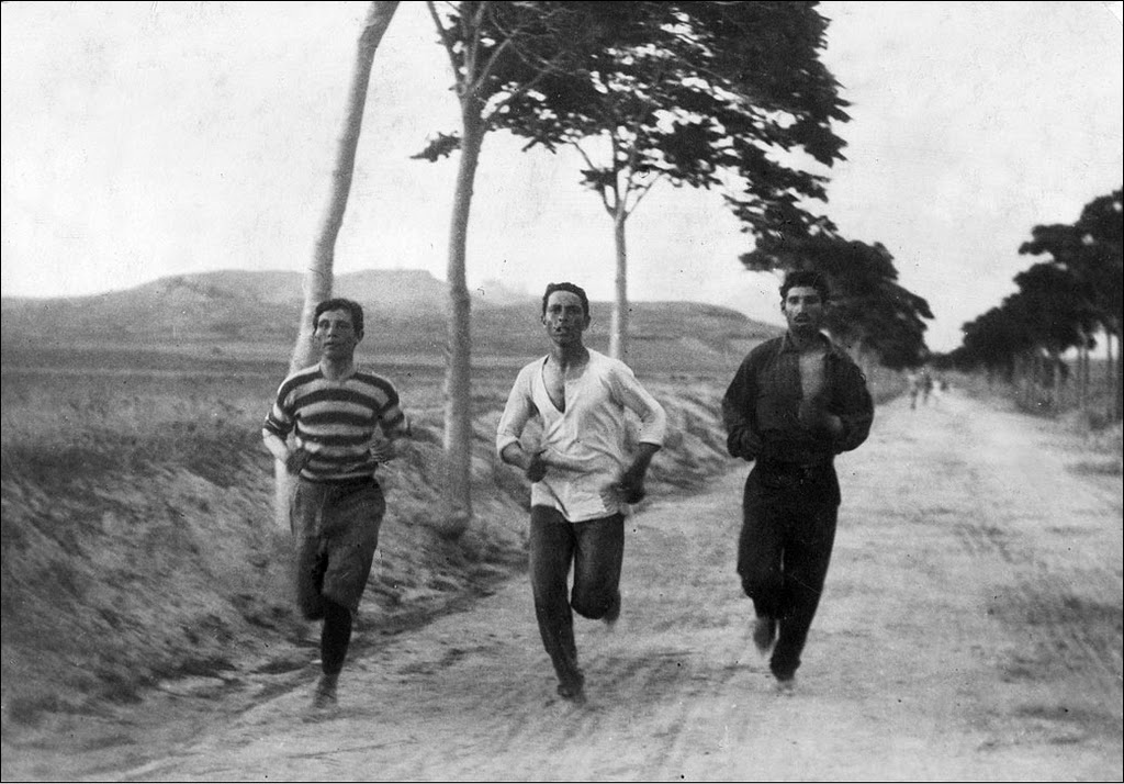 1896年4月，希腊雅典奥林匹克运动会，进行马拉松比赛的三名运动员。