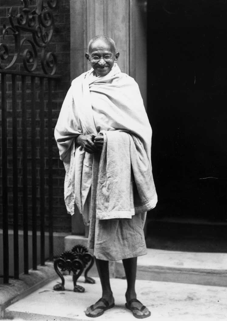 1931年11月3日，甘地抵达唐宁街10号，会晤英国首相拉姆齐&middot;麦克唐纳（Ramsay Macdonald）。