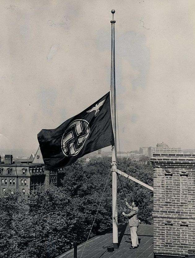 1937年，兴登堡空难发生后，美国在华盛顿特区为遇难者降半旗。