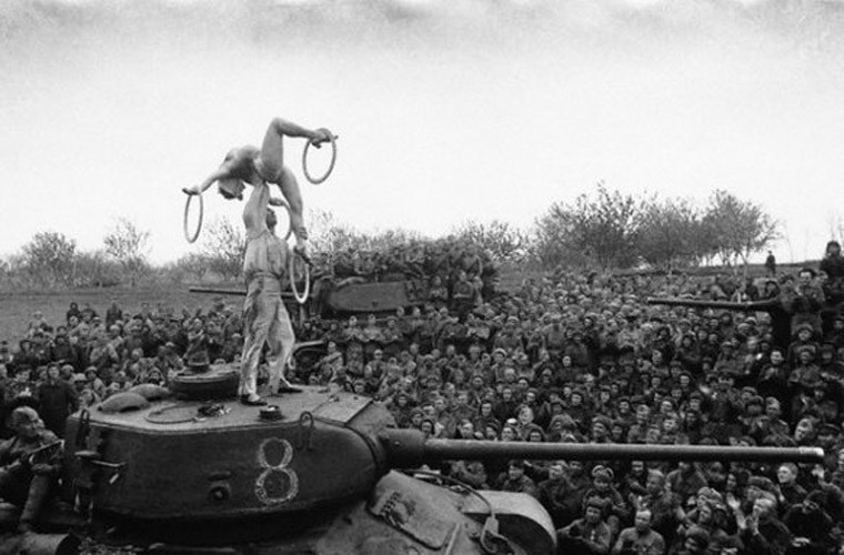 1945年，苏联红军士兵观看劳军慰问表演。