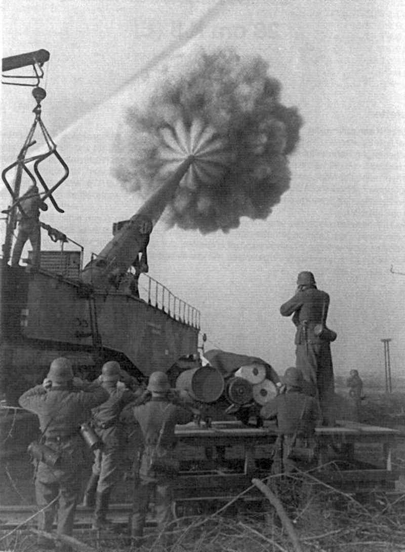德国克虏伯K5 283毫米列车炮射击瞬间。它是在第二次世界大战德国最常用的列车炮之一。