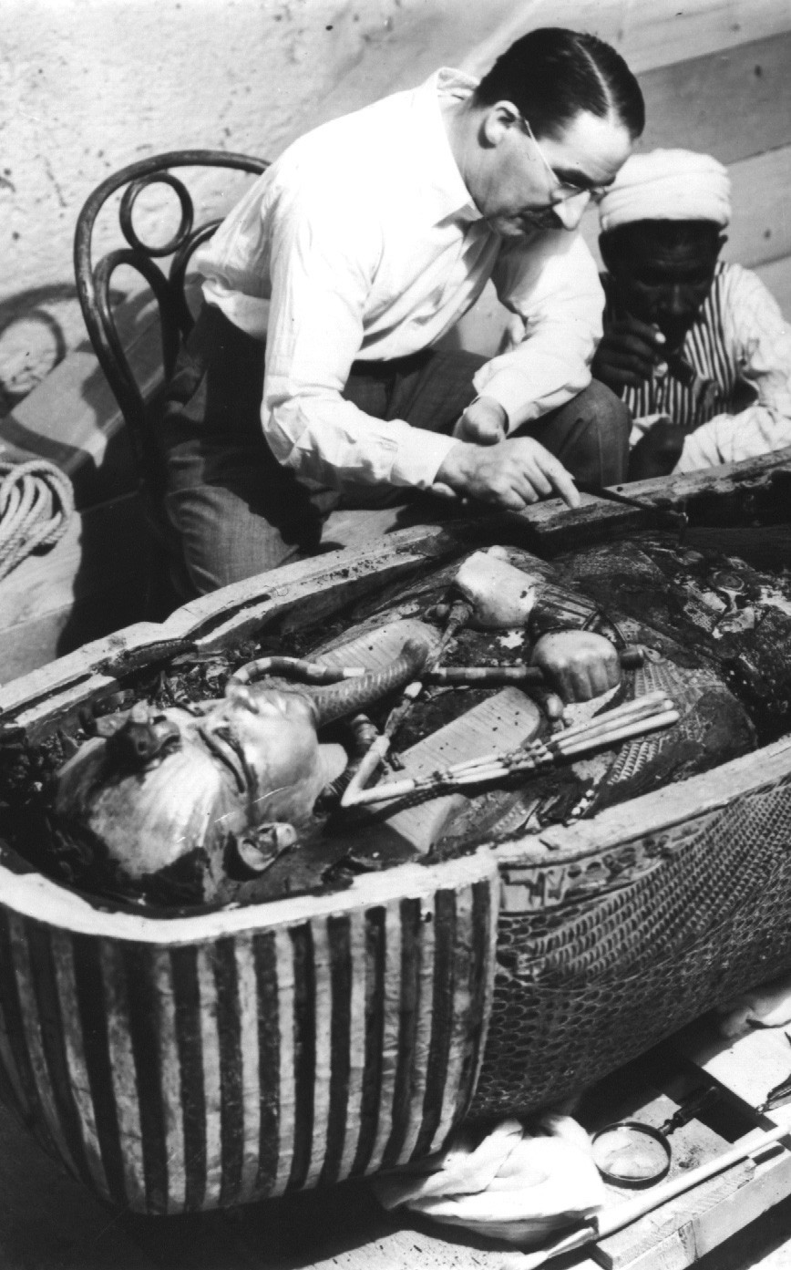 1923年，英国考古学家霍华德&middot;卡特打开图坦卡蒙石棺。