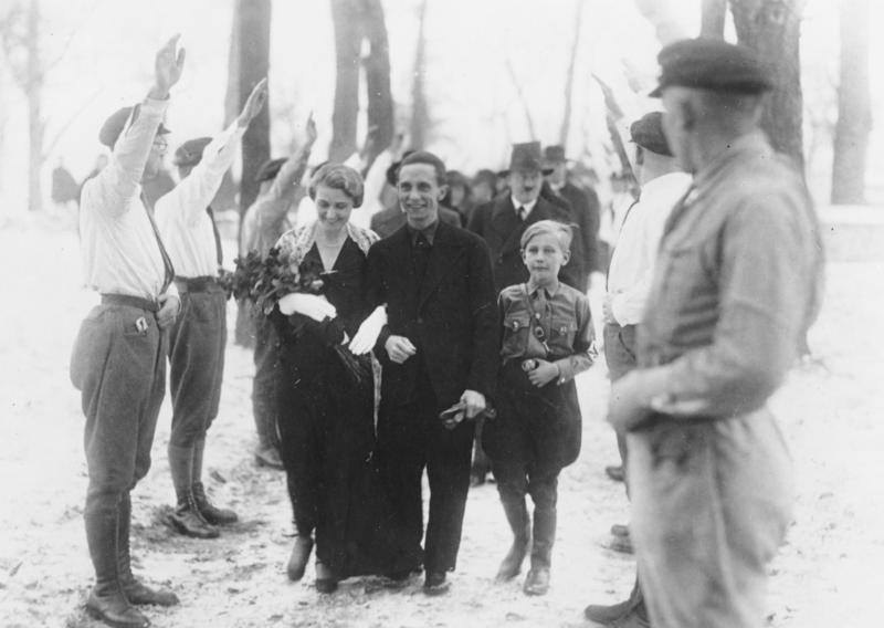 1931年12月19日，戈培尔和玛格塔&middot;克邦特结婚。希特勒是他的伴郎，身着风衣和头戴礼帽。