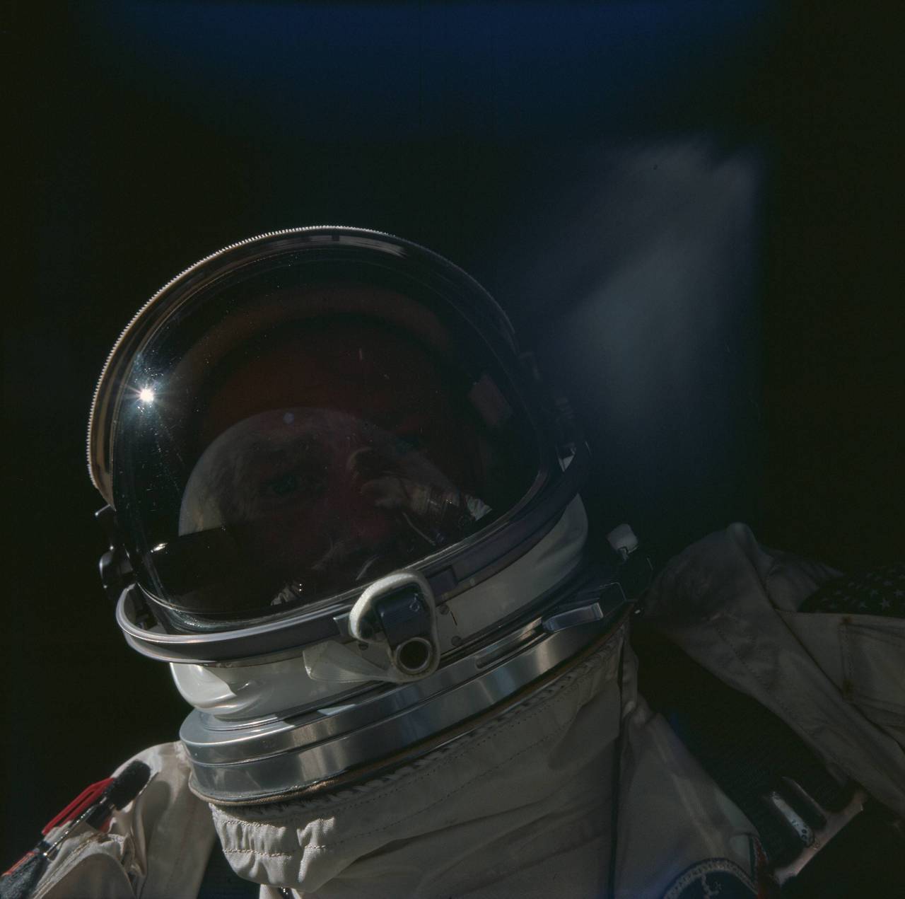 1966年，美国宇航员巴兹&middot;奥尔德林（Buzz Aldrin）在外太空自拍。