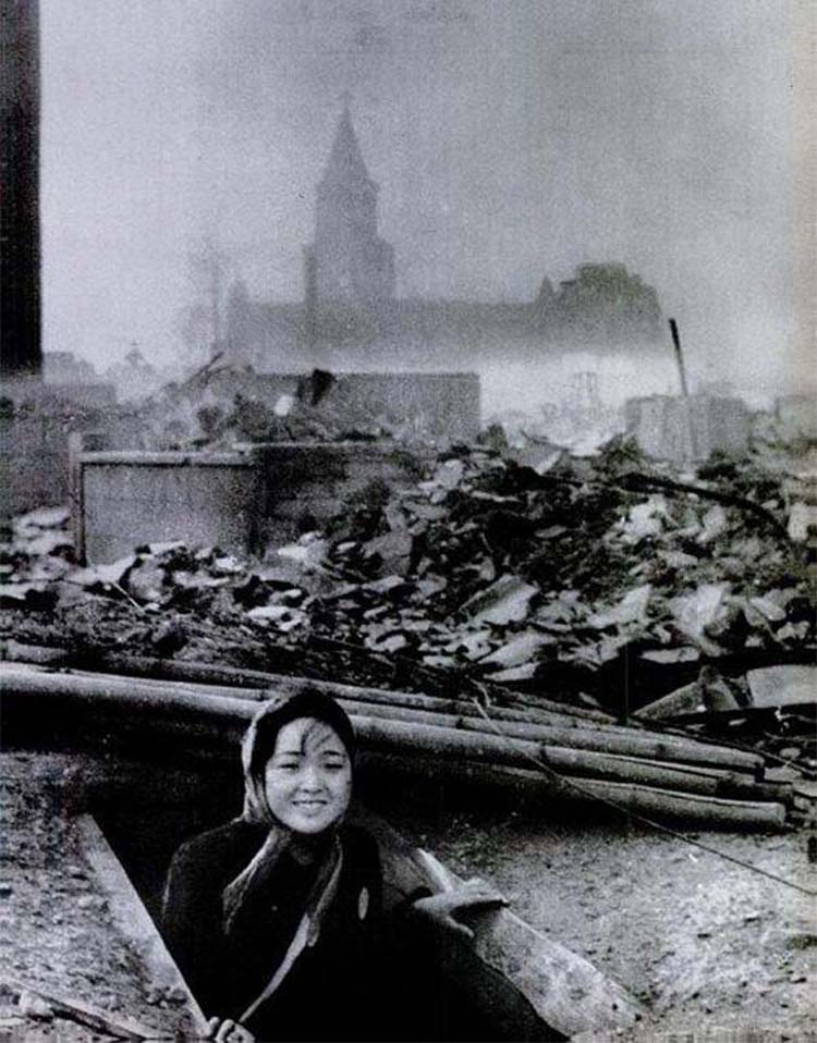 1945年8月10日，长崎受到原子弹攻击后的第二天。
