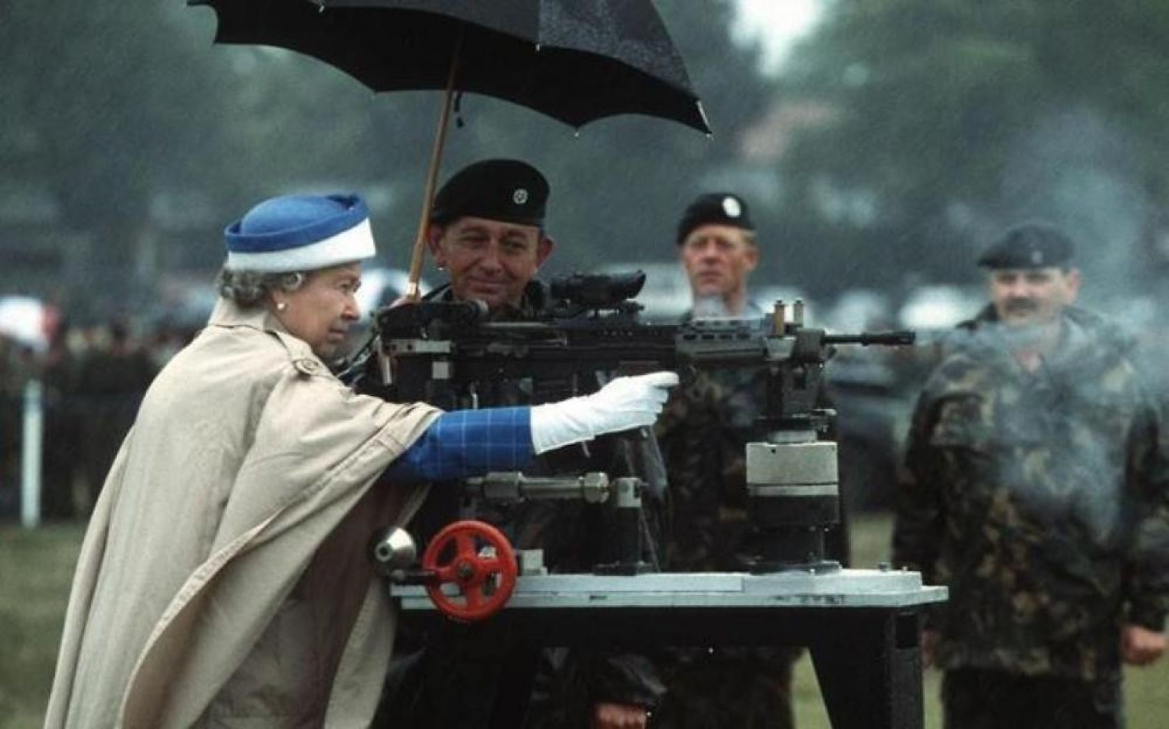 1993年，英国女王伊丽莎白二世试射英国L85战斗步枪。