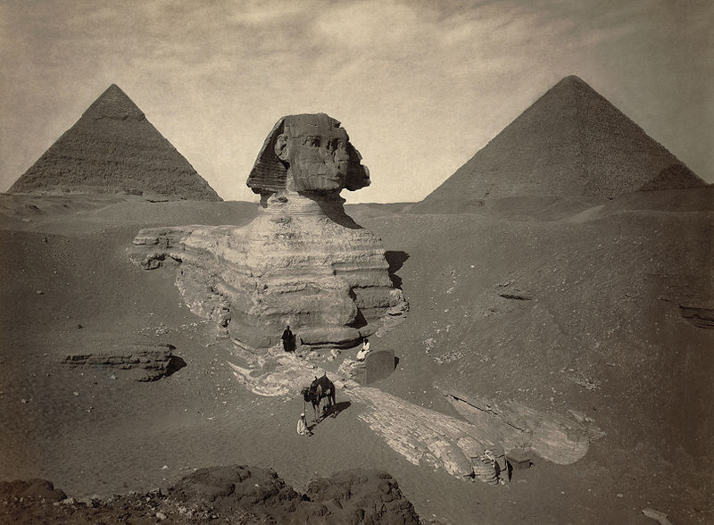19世纪20、30年代，部分发掘的狮身人面像。在吉萨金字塔群被遗弃之后，黄沙曾埋到了狮身人面像的肩部。