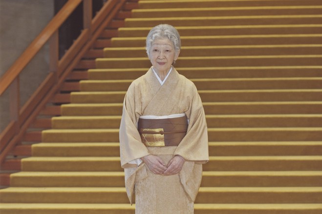 10月1日，日本皇后美智子站立在东京皇居中。