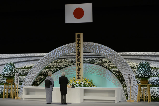 3月11日，东京，在日本为2011年3月11日地震和海啸遇难者举行的悼念仪式上，明仁天皇和美智子致辞。