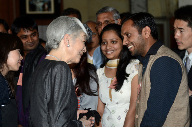 2013年12月2日，美智子参观新德里的尼赫鲁大学时会见印度和日本的学生。