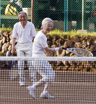 2013年8月27日，明仁天皇和美智子在日本中部轻井泽(Karuizawa)度假村打网球，享受长达一周的暑期假日。