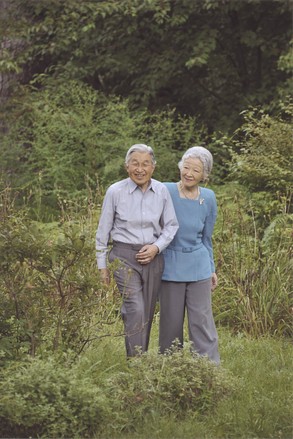 9月4日，日本皇后美智子(Michiko)与明仁天皇(Emperor Akihito)在东京皇居(Imperial Palace)的花园中散步。