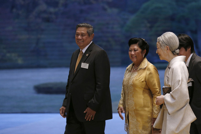 2013年12月13日，在东京皇居，在举行过东盟(Association of Southeast Asian Nations)领导人茶话会之后，美智子（左三）与印尼总统苏西洛·班邦·尤多约诺(Susilo Bambang Yudhoyono)同行。