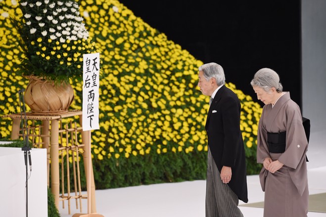 8月15日，日本天皇夫妇在东京参加一年一度的战争阵亡者追悼仪式。69年前的这一天，日本宣布无条件投降，标志着二战结束。