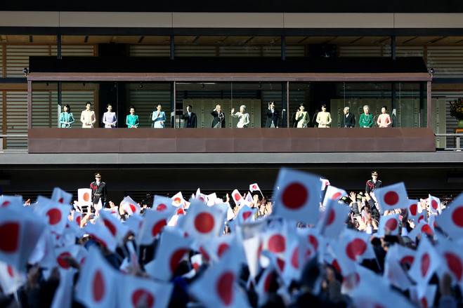 1月2日，在东京皇居的新年庆祝活动中，明仁天皇和美智子及其他皇室成员站在阳台上向朝贺者致意。