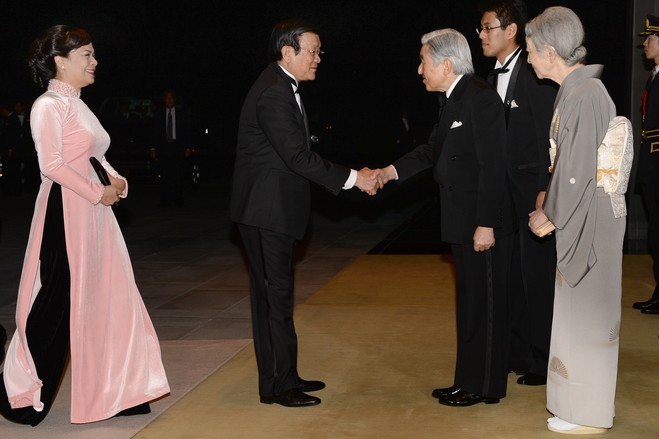 3月17日，越南国家主席张晋创(Truong Tan Sang)及其夫人Mai Thi Hanh前来东京皇居赴宴，美智子站在明仁天皇身后一起表示欢迎。