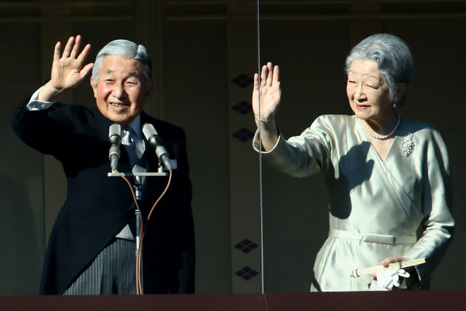 1月2日，在东京皇居，明仁天皇和美智子在日本皇室拜年活动中向朝贺者挥手。
