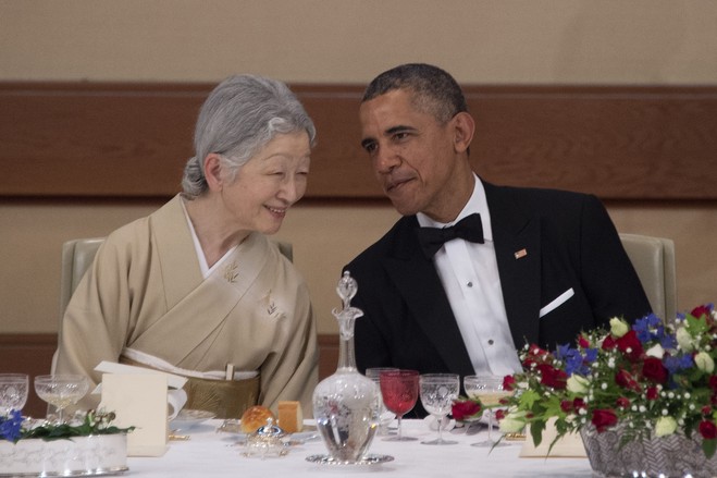 4月24日，美智子与美国总统奥巴马在东京皇居中的正式国宴中交谈。