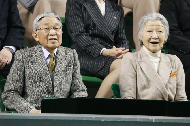 4月5日，明仁天皇夫妇观看戴维斯杯(Davis Cup)日本和捷克之间的团体四分之一决赛。