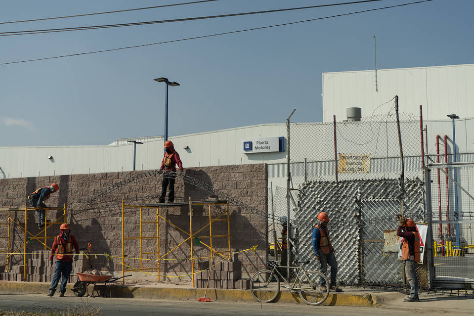 工人在通用汽车位于墨西哥的组装工厂外砌砖。特朗普本月早些时候批评通用汽车公司从墨西哥进口紧凑型轿车。