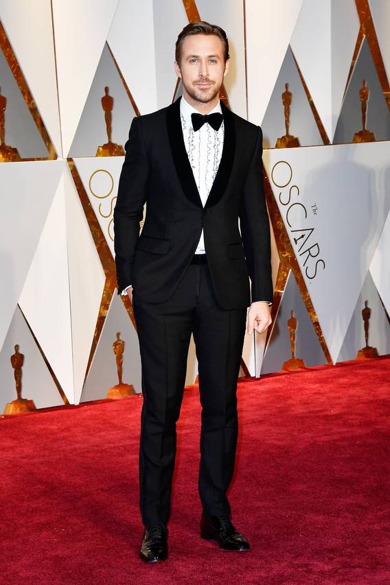 瑞恩·高斯林(Ryan Gosling)，《爱乐之城》主演，身着古驰DIY Made to Order定制系列西服。