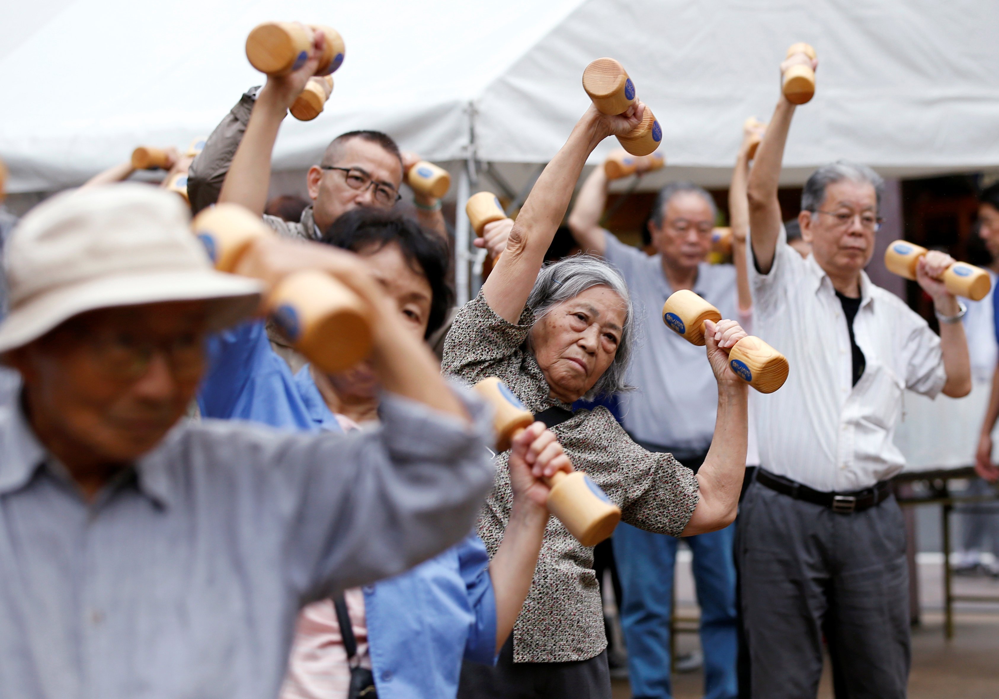 2016年，东京，日本老年人在敬老节的一项活动中做运动。
