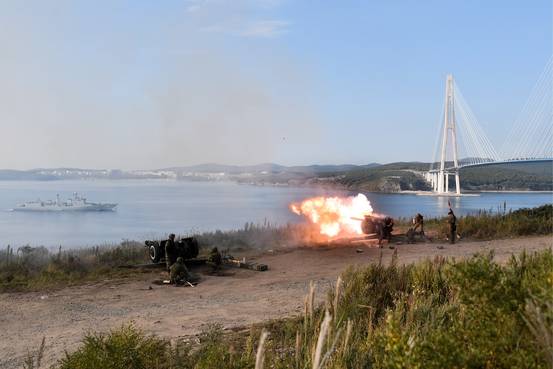 周一，中俄联合军演开始前，俄方在中国军舰驶抵俄罗斯符拉迪沃斯托克港时鸣放礼炮。