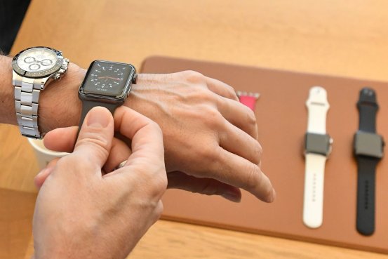 一名消费者试戴Apple Watch。