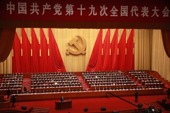 上周三，北京人民大会堂内，中国国家主席习近平在五年一度的中国共产党全国代表大会开幕会上讲话。