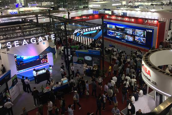 第十六届中国国际公共安全博览会上的参观者了解最新的安防技术。