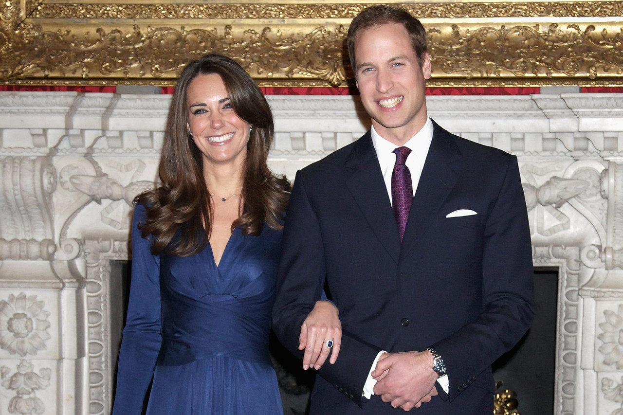 2010年，哈里王子的哥哥威廉王子与凯特·米德尔顿(Catherine Middleton)订婚。这对夫妇在2001年初次邂逅并在2011年结为连理。威廉王子给凯特王妃的订婚戒指，正是他已故的母亲戴安娜王妃在订婚时从他父亲手中接过的那枚。