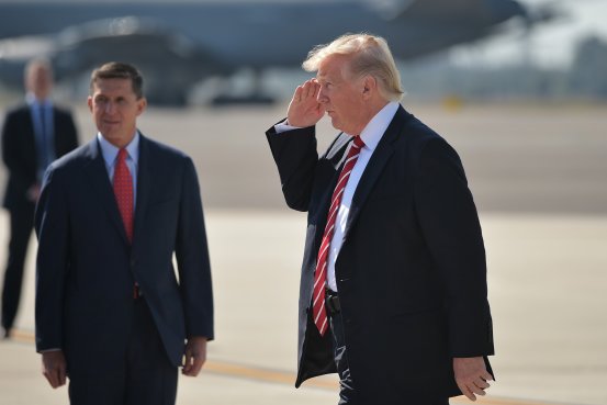 白宫称，特朗普失去对Flynn（左）的信任和信心。