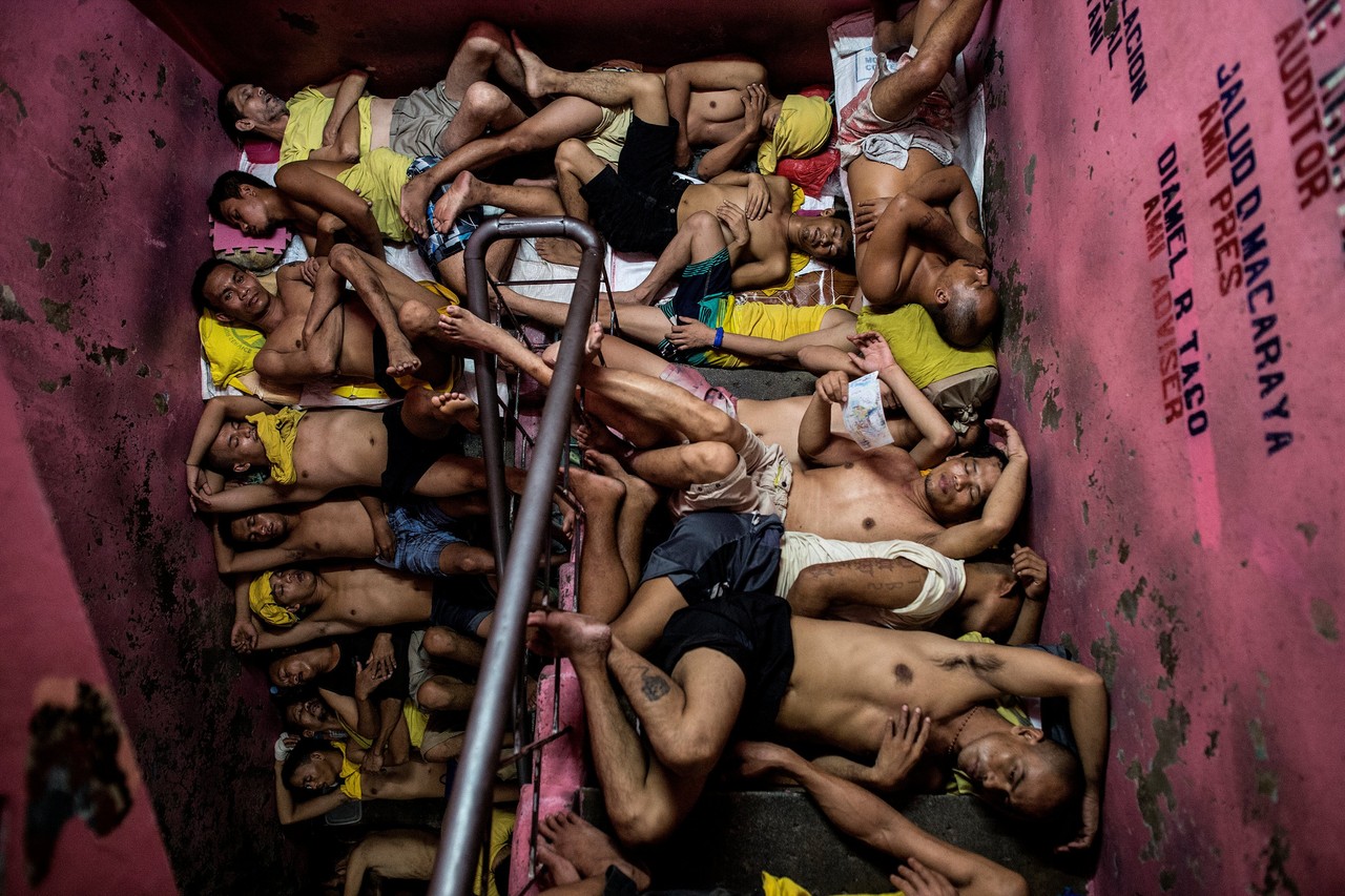 菲律宾最拥挤的监狱──奎松市监狱的一幕。随着菲律宾警方展开规模空前的打击犯罪活动，该监狱的居住环境每况愈下。这座监狱建于60年前，原计划容纳800名犯人，如今实际关押了3,800名囚犯。犯人们面对着一场求取容身空间的无情竞赛。男囚轮流睡在露天球场开裂的水泥地板、楼梯间台阶、地下室以及用旧毯子做成的吊床上。