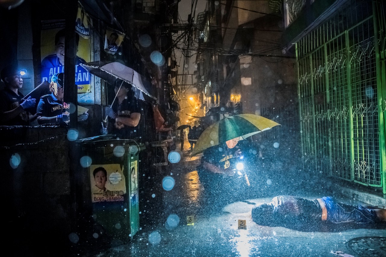 菲律宾马尼拉的一个清晨，37岁的Romeo Joel Torres Fontanilla在一条巷子里被两名不明身份的摩托车枪手杀害。警方检查现场时，大雨如注。