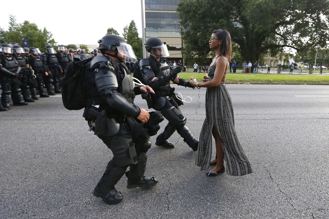 活动人士Ieshia Evans站在原地，伸出双手接受逮捕。当时，示威者们在美国路易斯安那州的巴吞鲁日警察局外抗议警察暴行。Ieshia Evans因拒绝离开或改变路线与防暴警察对峙。
