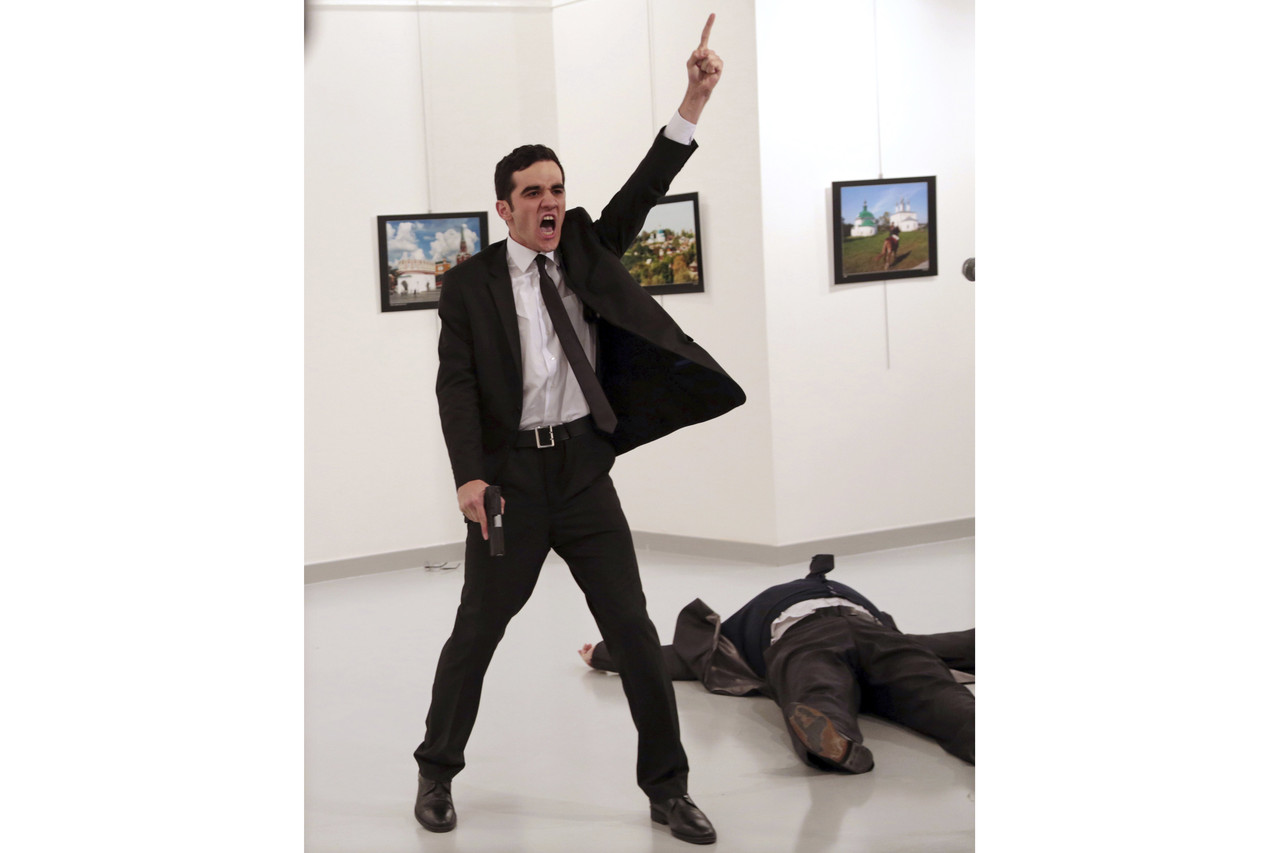 名为Mevlut Mert Altintas的枪手在土耳其首都安卡拉的一个摄影图片展开幕仪式上打死了俄罗斯驻土耳其大使卡尔洛夫(Andrey Karlov)。图为枪手在杀人后叫喊。第60届荷赛奖的评委将这张由美联社的土耳其摄影师Burhan Ozbilici拍摄的照片评为年度图片。