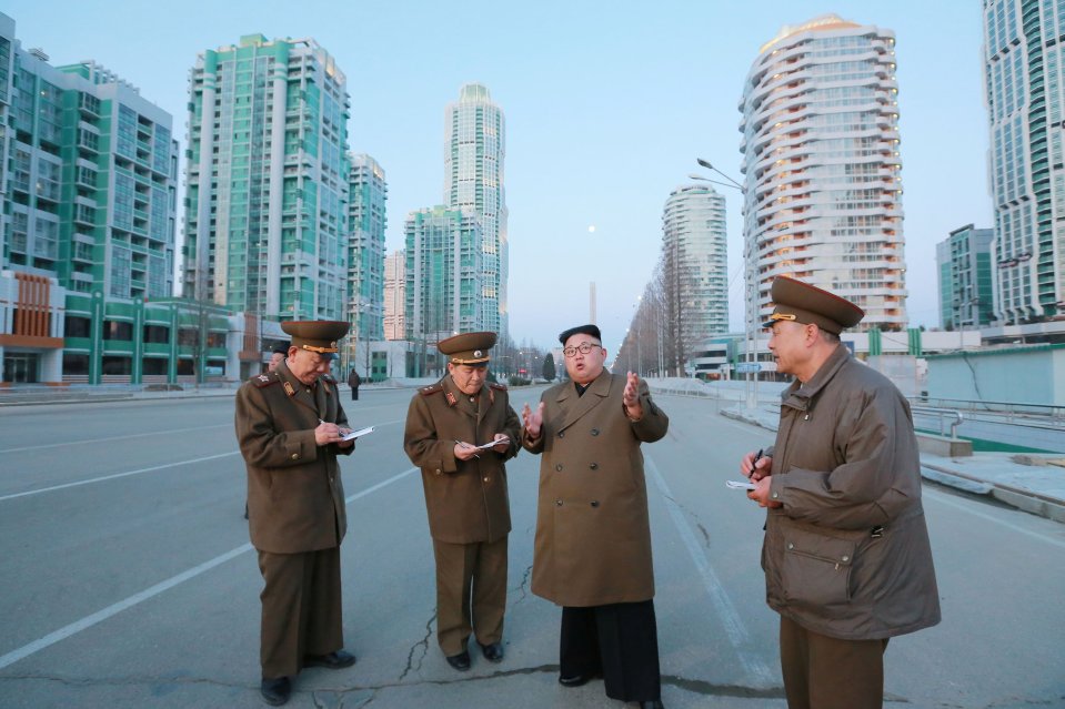 韩国官员称，朝鲜发射的导弹在半空中爆炸。图为朝鲜领导人金正恩在讲话。