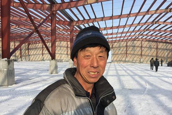图为61岁的王凤合。但像许多没有技能的农民工一样，他不能退休还得继续干活。