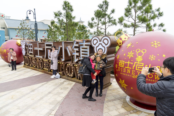 上海华特迪士尼主题乐园内的游客们。在上海迪士尼的当地员工中，有大约300名中共党员。