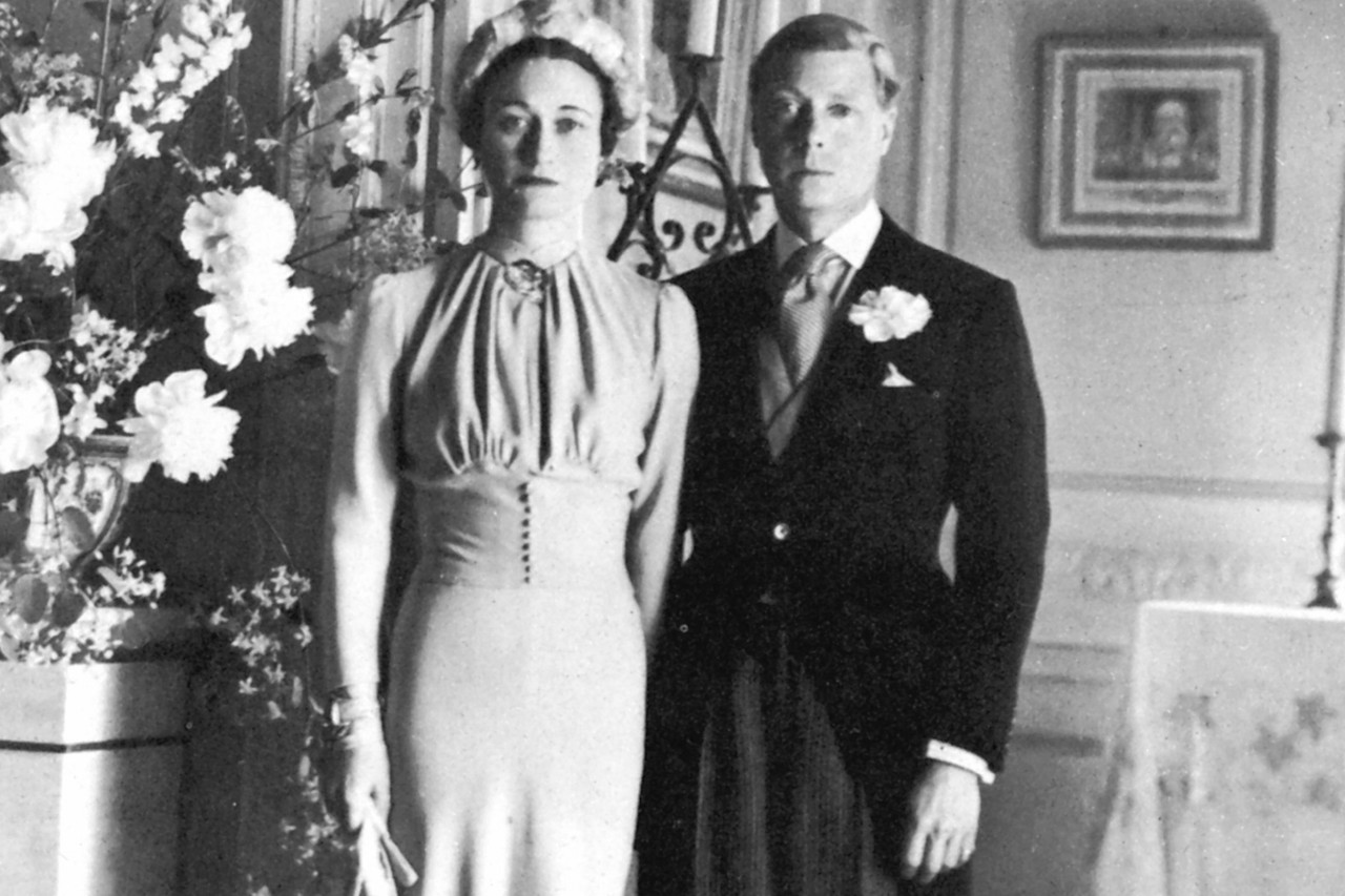 1936年，爱德华八世在他的父亲乔治五世去世后继承王位。他继位仅数月，便向美国籍离异女子华里丝·辛普森(Wallis Simpson)求婚。后来，这位国王选择了退位，并与辛普森女士在1937年6月3日完婚。这段婚姻成为了辛普森女士的第三段也是最后一段婚姻。