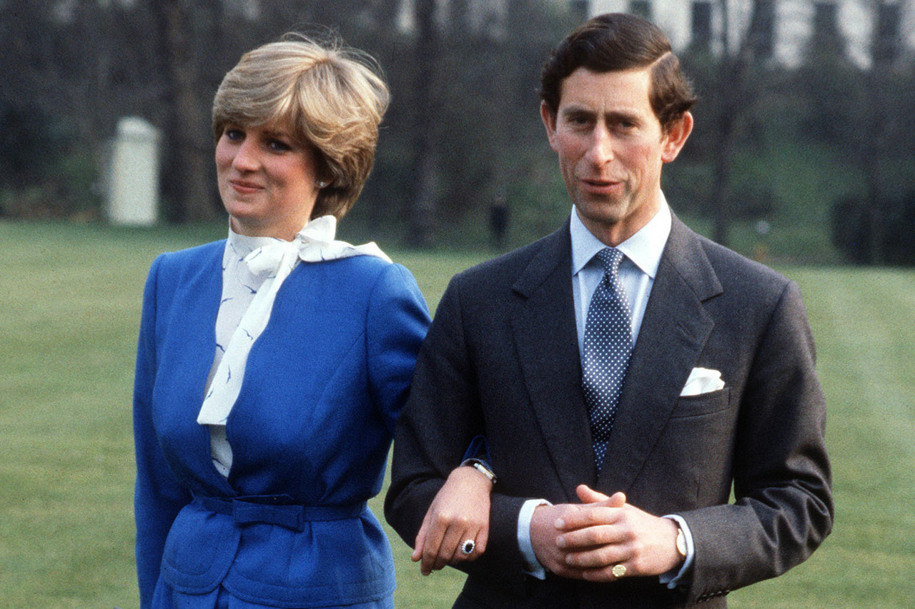 1981年，查尔斯王子与戴安娜结婚。两人于1992年分居并于1996年离婚。1997年，戴安娜因车祸在巴黎去世。