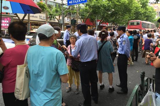 2016年7月，在一家金融公司的投资失败后，这些投资者在上海的一条街道上进行破坏活动以抗议他们的投资损失。