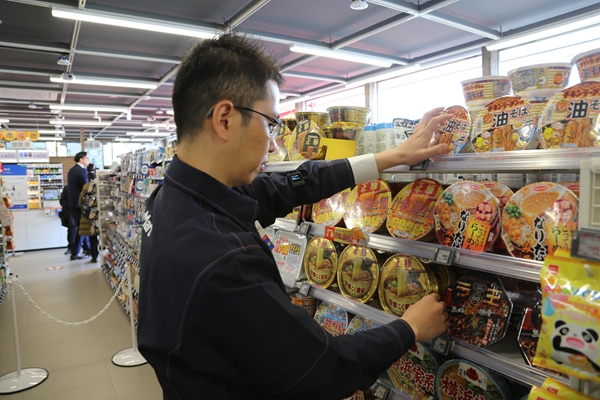 在日本横滨，工作人员在整理方便面食品货架。新华社资料图
