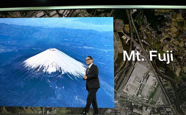 1月6日，美国拉斯维加斯，丰田公司社长丰田章男在CES上透露，公司计划在富士山下建造一座“未来城市”。（法新社）