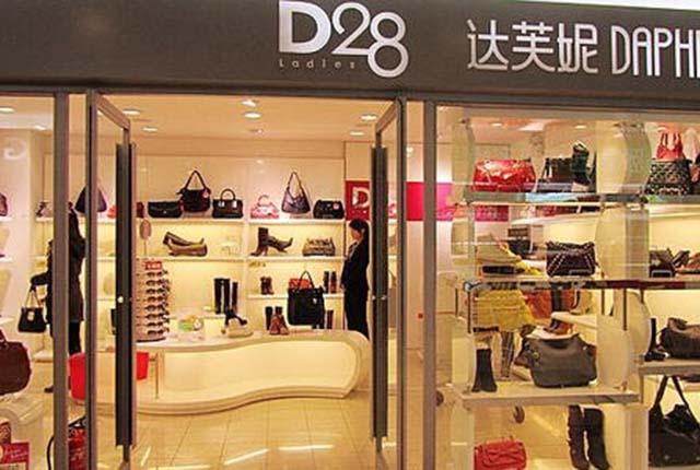 中国“鞋王”倒下，林青霞老公套现210亿，早逃离服装业？