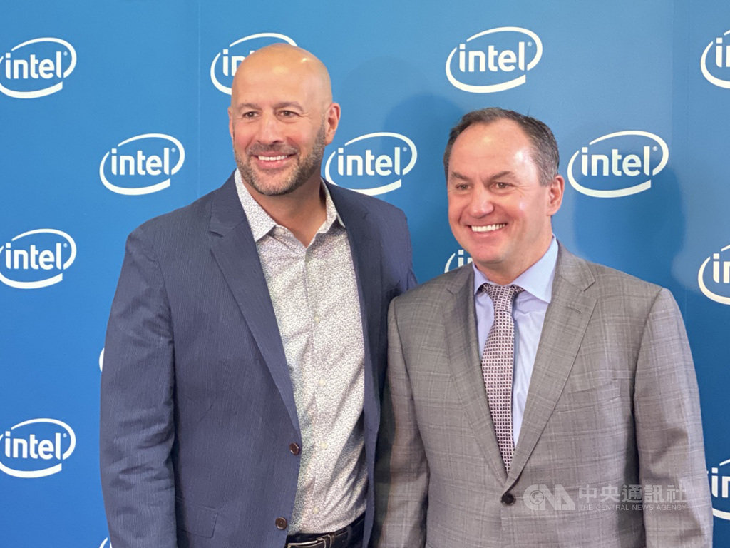 晶片大廠英特爾（Intel）執行長史旺（Bob Swan，右）與英特爾執行副總裁暨客戶運算事業群總經理宋義瀟（Gregory M. Bryant，左）8日在台灣接受團訪，說明英特爾未來3到5年的成長動能。中央社記者吳家豪攝　108年10月8日